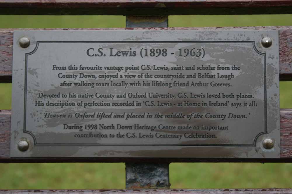 Schild auf der Parkbank, die C.S. Lewis gewidmet ist.